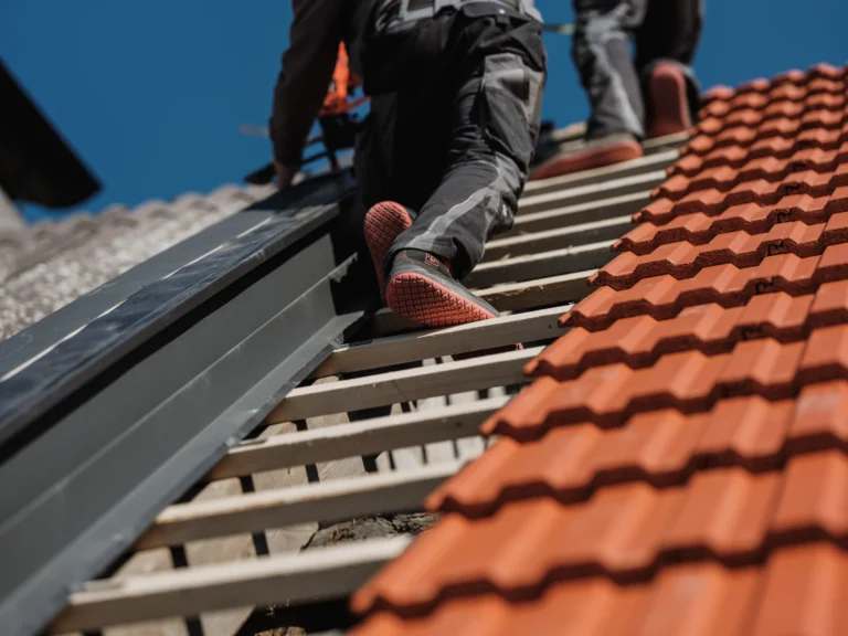 handwerker am dach