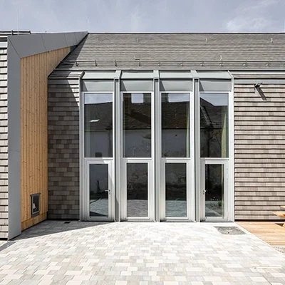 seyfried-referenz-gemeindehaus-seitlich-fenster