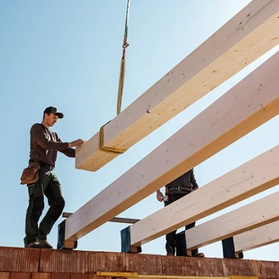 seyfried-tramdecke-arbeiter-holzbalken-auflegen-kran seyfried-tramdecke-arbeiter-holzbalken-auflegen-kran